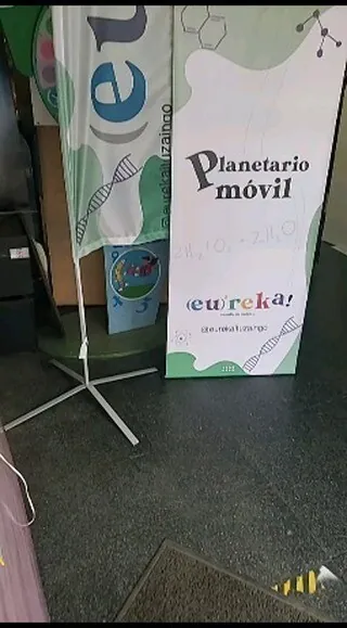 Flybanner y banner de pie impresos para Eureka Planetario móvil.