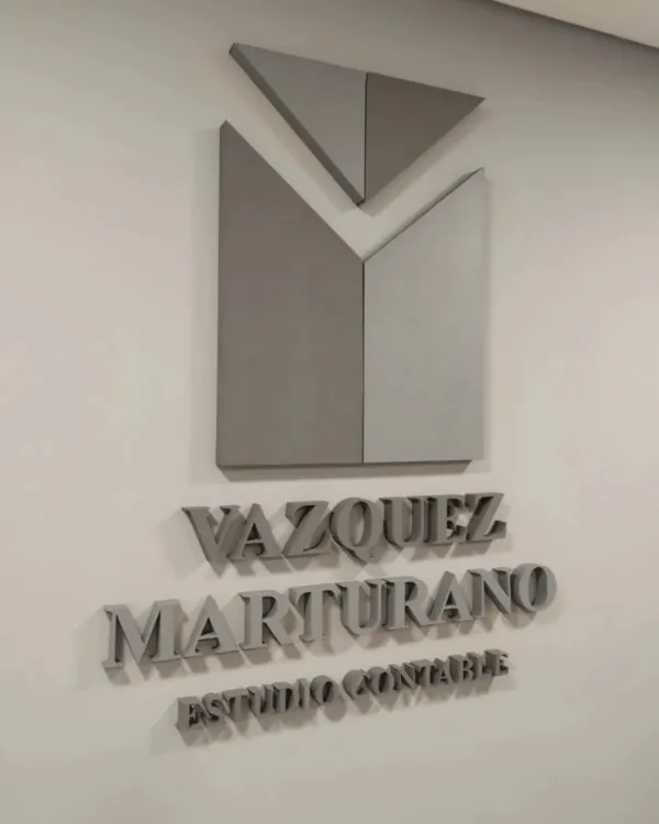 Logo corpóreo de Vazquez Marturano Estudio Contable instalado en la pared.