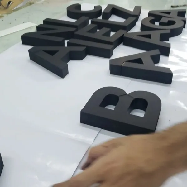 Letras corpóreas negras en el taller.